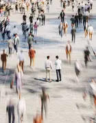 Deux personnes dans une foule