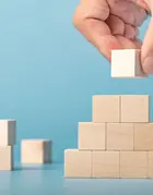 Une pyramide en petits blocs de bois est construite