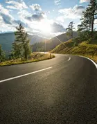 Une route de montagne sans fin