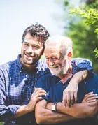 Un homme enlace son père