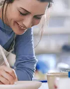visual secondapensione ragazza sorridente che dipinge