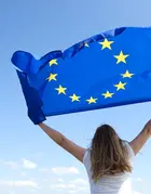 Femme brandissant un drapeau européen   