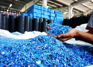 Une masse de plastique en train d'être traité pour le recyclage