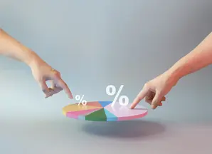zwei Hände zeigen auf ein Kreisdiagramm