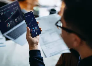 Un ordinateur et un téléphone avec des statistiques financières