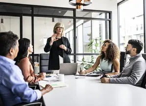 Une femme présente lors d'une réunion