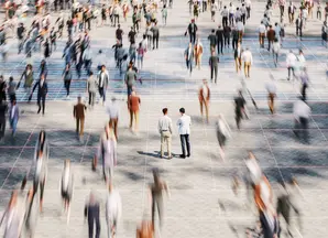 Deux personnes dans une foule