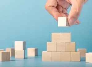 Une pyramide en petits blocs de bois est construite