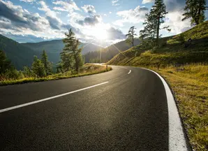 Une route de montagne sans fin