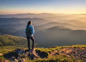 Header best Ideas soluzioni obbligazionarie - immagine di ragazza che guarda l'orizzonte al tramonto su una montagna
