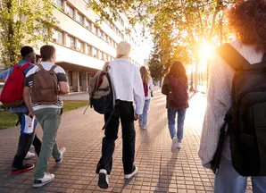 Des étudiants marchent dans la rue