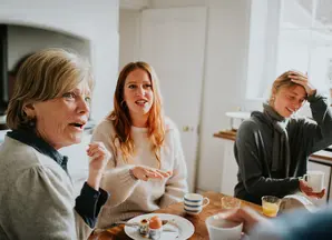 Une famille à table