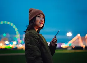 Junge lächelnde Frau mit Smartphone