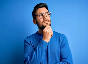 step uno simulatore InvestiPIR foto di ragazzo pensieroso con lo sguardo in alto vestito di blu su sfondo blu