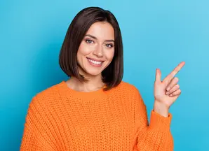 step due simulatore InvestiPIR foto di ragazza sorridente che indica in alto vestita di arancione su sfondo azzurro