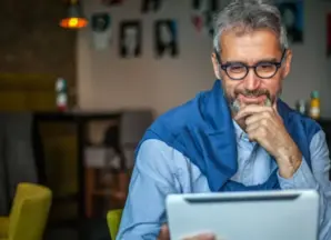 Un homme devant un ordinateur