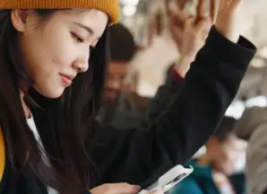 Une femme sur son téléphone dans un bus