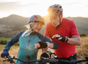 Deux retraités à vélo