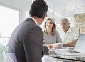 Un couple de retraités est conseillé sur ses finances