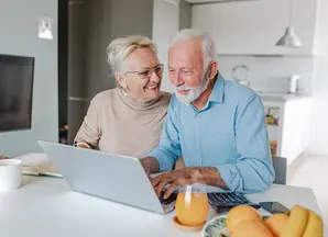 Paar am Laptop - Alles über Anlageklassen