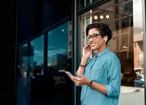 Junge Frau am Mobiltelefon - Investmentsparen