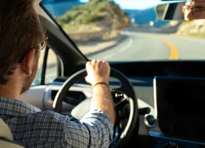 Megatrends - Mann fährt ein E-Auto