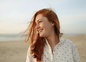 Ragazza guarda l'orizzonte mentre è al mare
