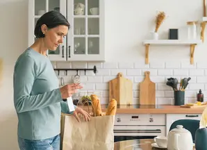 signora che controlla scontrino della spesa