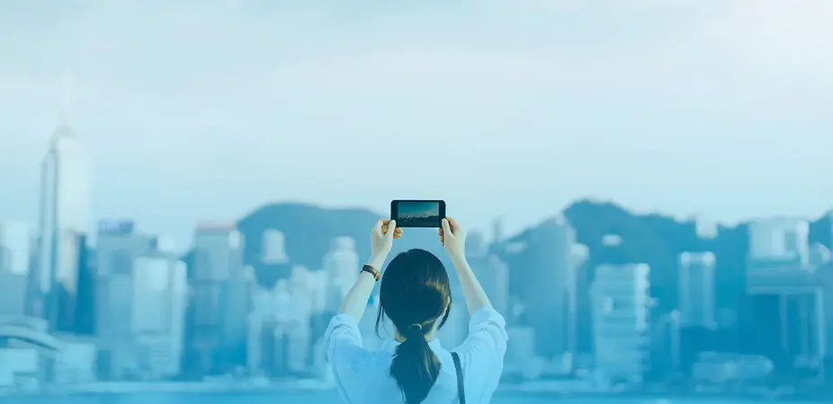 ragazza scatta foto panormica alla città 