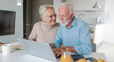 Paar am Laptop - Alles über Anlageklassen