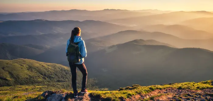 Header best Ideas soluzioni obbligazionarie - immagine di ragazza che guarda l'orizzonte al tramonto su una montagna