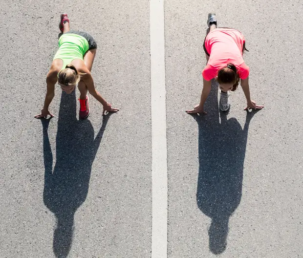 sportswomen preparing to run