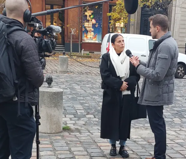 Une femme est interviewée dans la rue