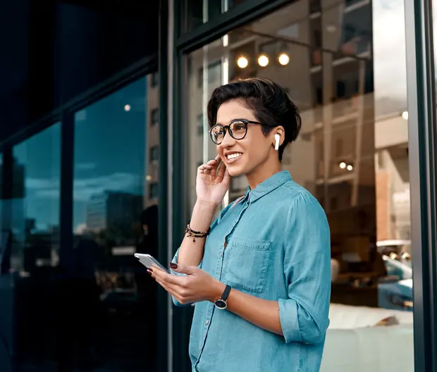 Frau telefoniert mit Mobiltelefon