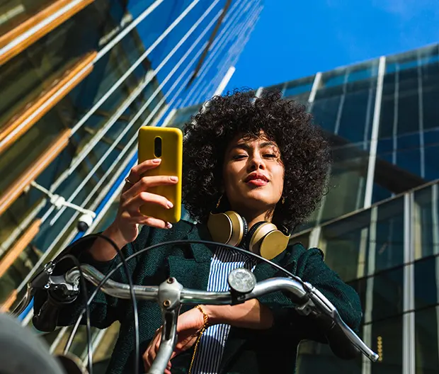 Frau mit Telefon und Fahrrad 