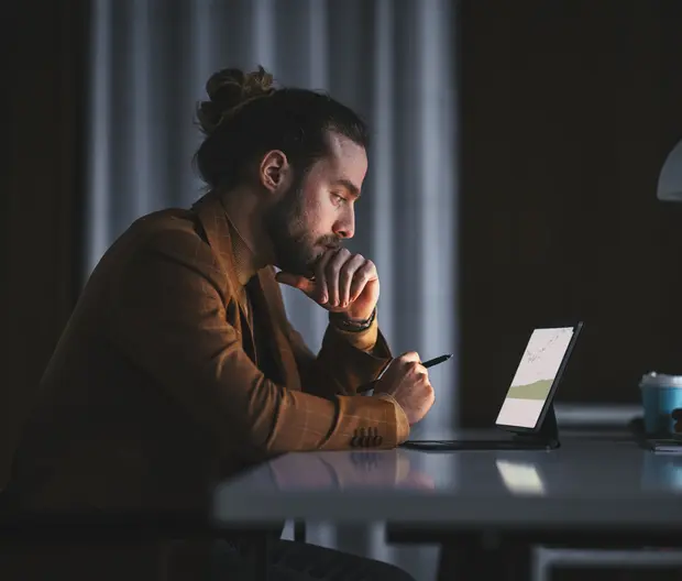 ragazzo seduto davanti ad un computer accesso mentre consulta una pagina web