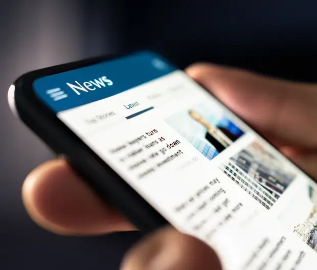 Un téléphone ouvert sur une application d'actualités