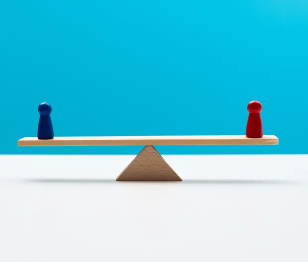 Deux pions en équilibre sur une planche