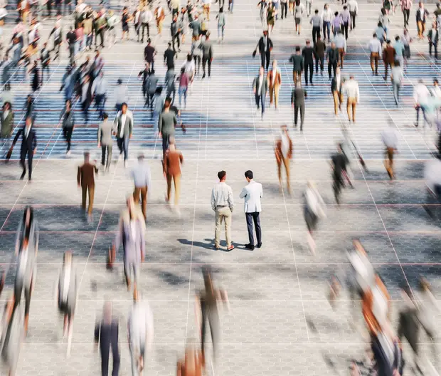 Deux personnes dans une foule