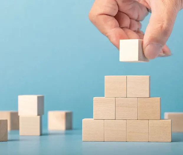 Une pyramide en petits blocs de bois est construite
