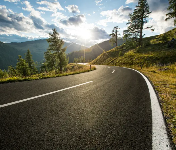 Une route de montagne sans fin
