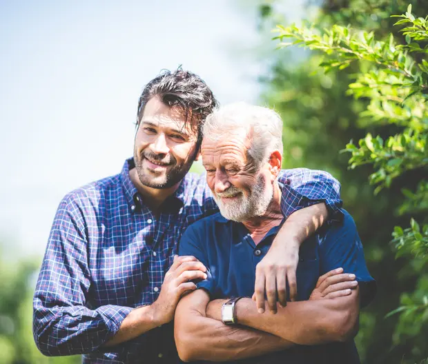 Un homme enlace son père