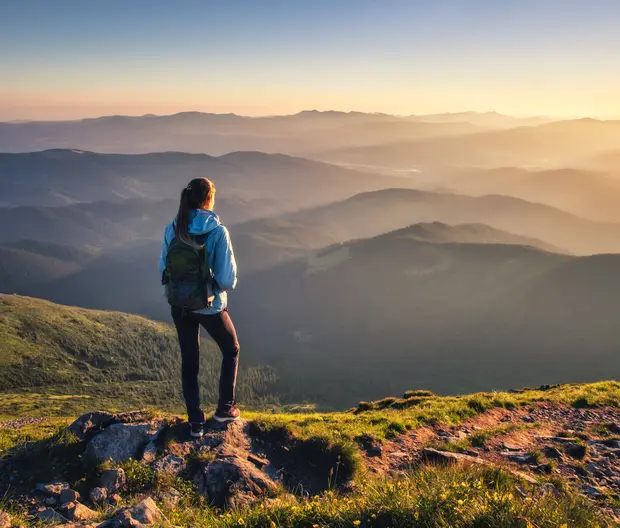 Header best Ideas soluzioni obbligazionarie - immagine di ragazza che guarda l&#039;orizzonte al tramonto su una montagna