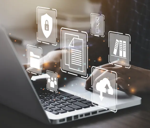 Geschäftsmann, der einen Computer benutzt, um ein Managementkonzept zu dokumentieren