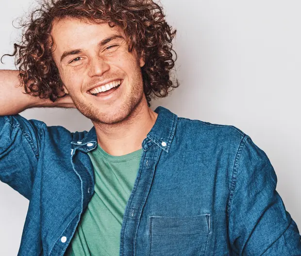 Private Altersvorsorge - Mann Mitte 20als Berufseinsteiger