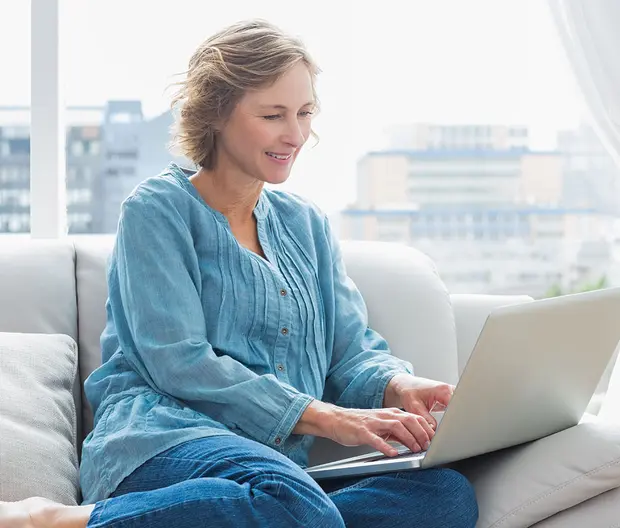 Investieren leicht gemacht: Frau am Laptop