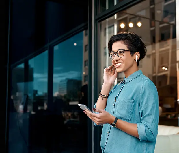 Junge Frau am Mobiltelefon - Investmentsparen