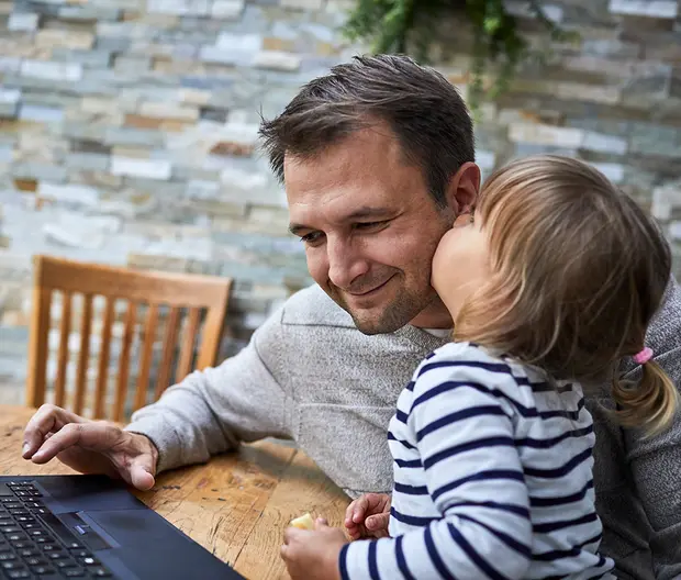 Vater mit Kind am Laptop - warum investieren wichtig ist