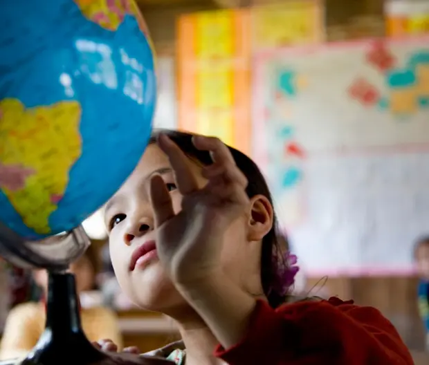 Megatrends - Kind mit Globus