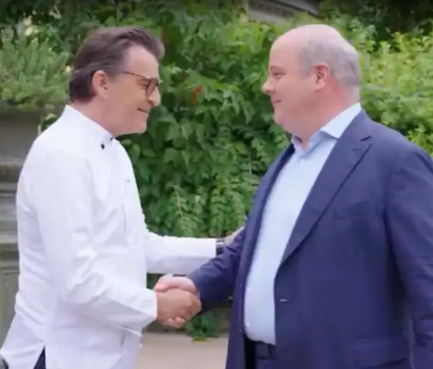 yannick Alléno sert la main de Vincent Mortier